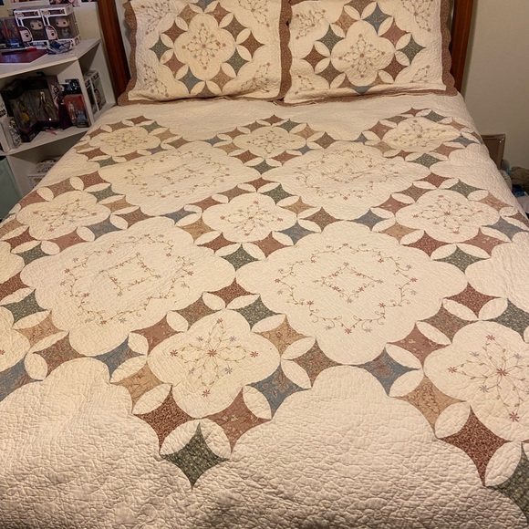 Home Classics Queen Size Quilted Coverlet and Matching Pillow Shams - Picture 1 of 13